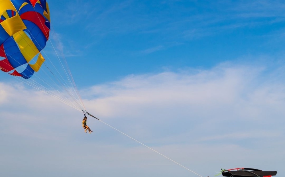 Parachute ascensionnel en baie de Barcelone
