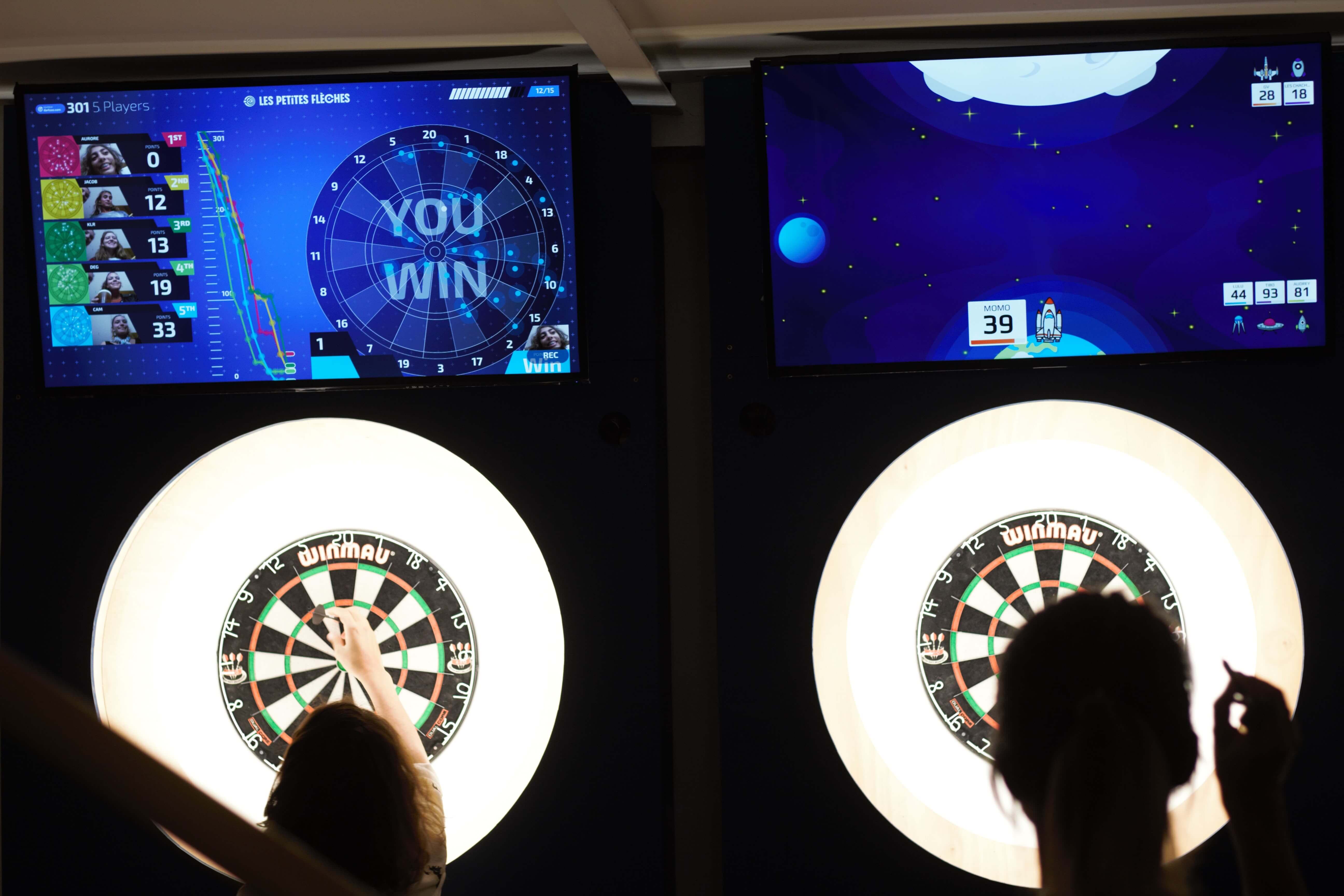 Lancer de fléchettes futuriste dans un bar à Paris Strasbourg Saint-Denis