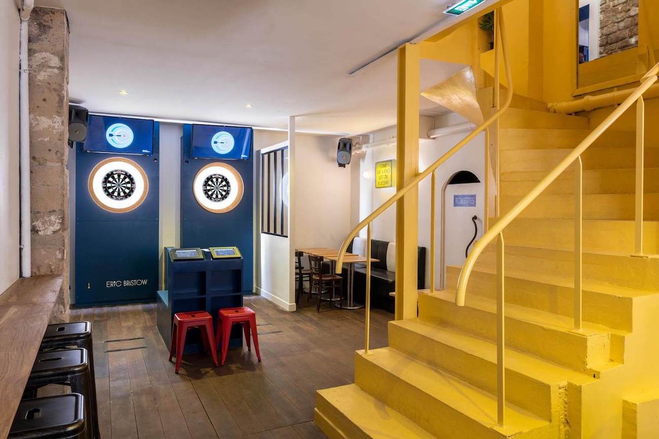 Lancer de fléchettes futuriste dans un bar à Paris Strasbourg Saint-Denis