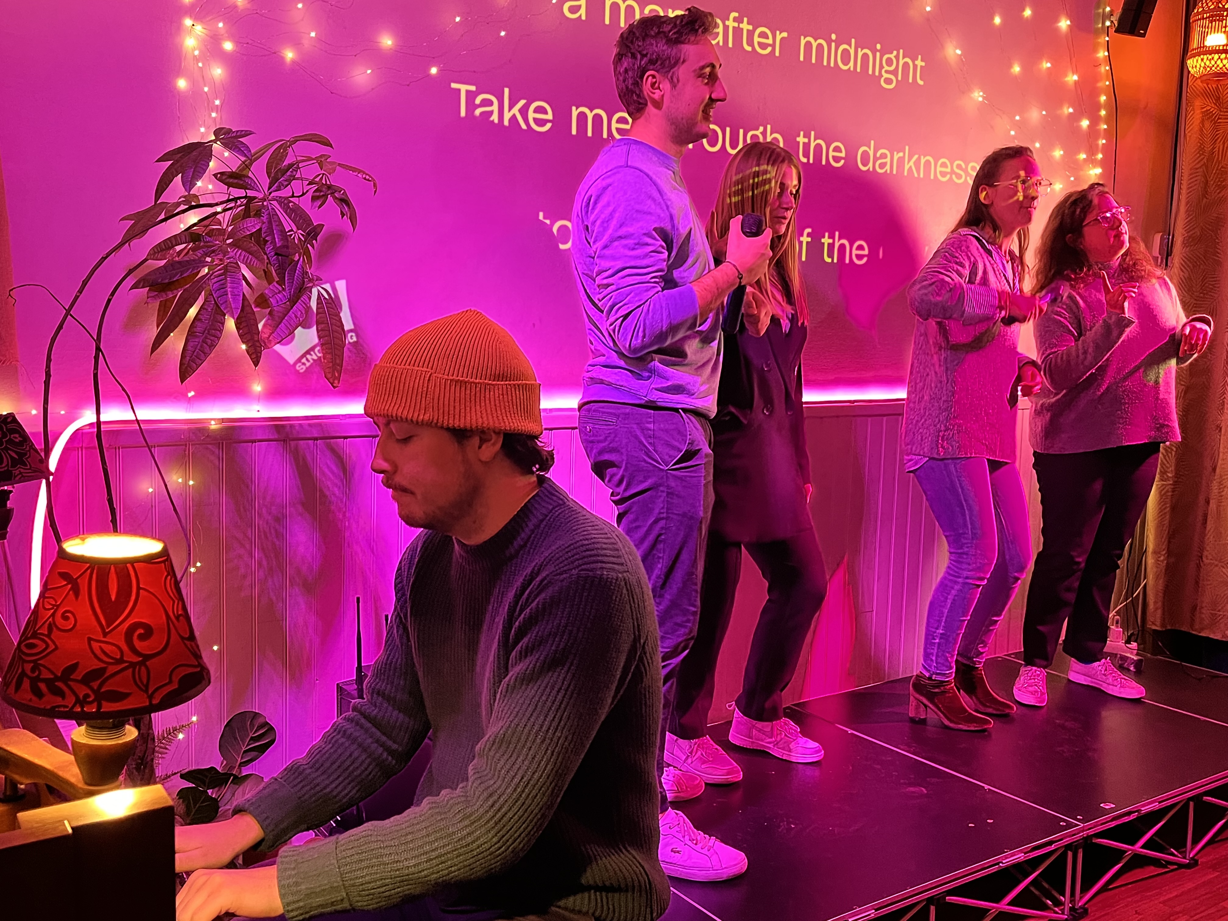 Karaoké live avec pianiste pour EVJF et anniversaire à Paris