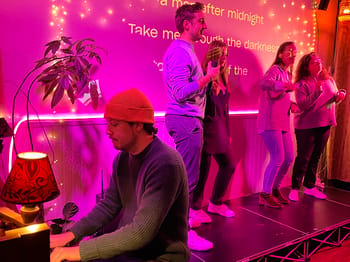 Karaoké live avec pianiste pour EVJF et anniversaire à Paris