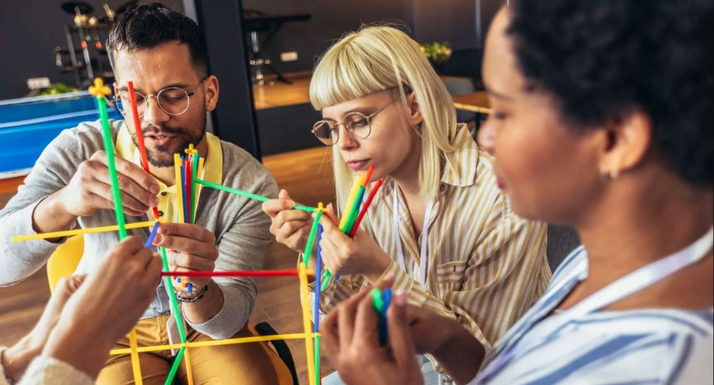 Team Building intérieur à Lyon : créativité et action en équipe