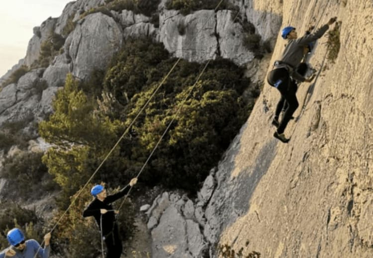 Escalade en falaise dans les calanques de Marseille 