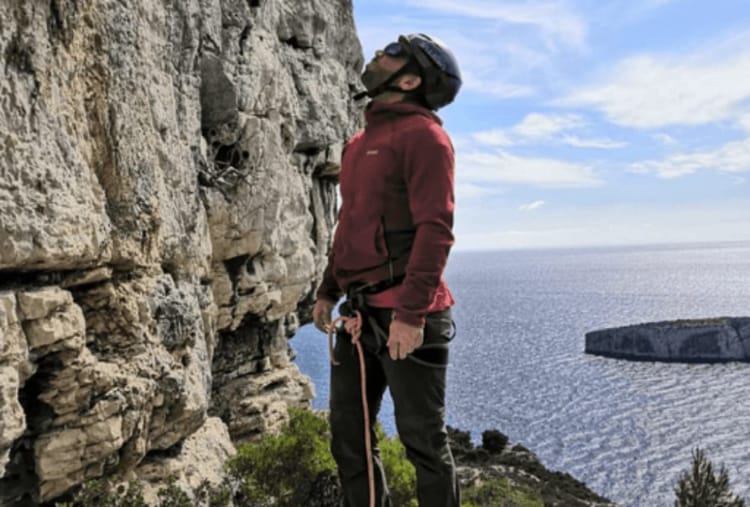 Escalade en falaise dans les calanques de Marseille 