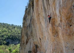 Escalade en falaise à proximité de Brignoles