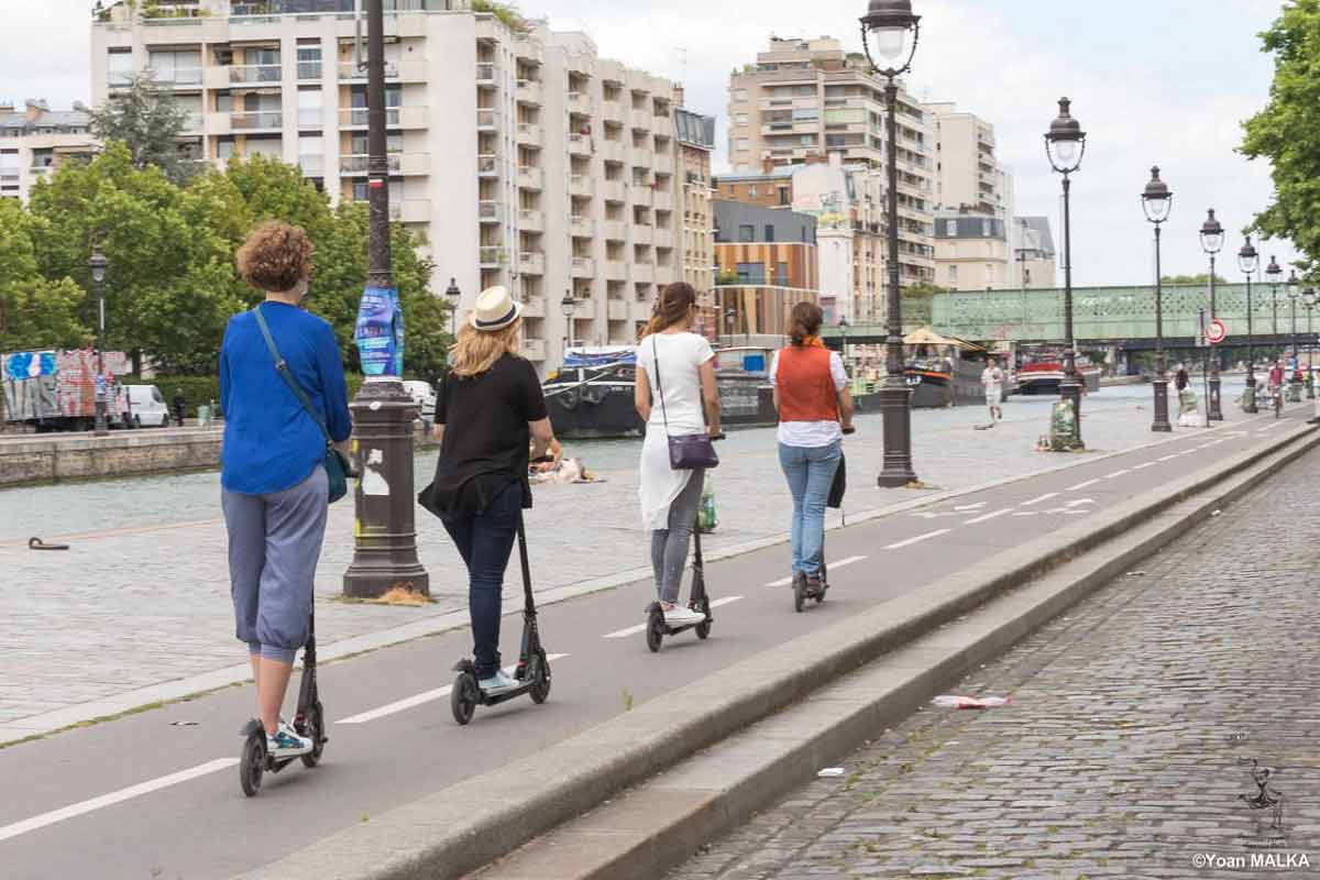 Paris insolite en trottinette électrique avec une guide juste pour vous à Paris