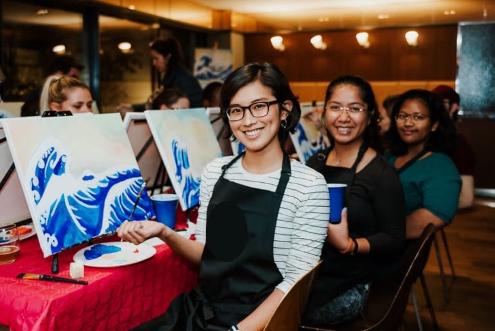 Atelier Apéro - Peinture dans un bar à Lyon - Team Building - EVJF 