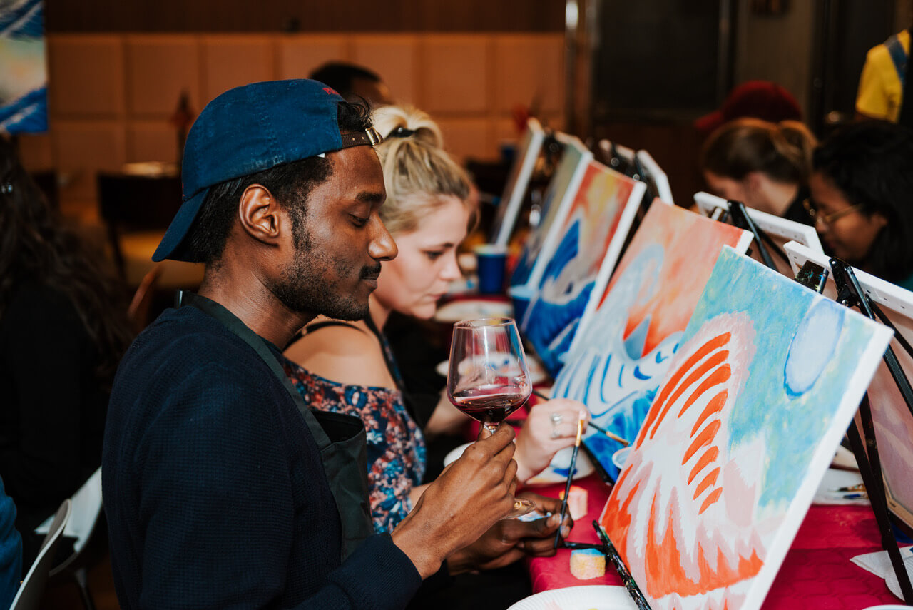 Atelier Apéro - Peinture dans un bar à Lyon - Team Building - EVJF 