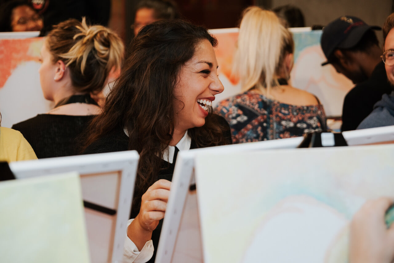 Atelier Apéro - Peinture dans un bar à Lyon - Team Building - EVJF 