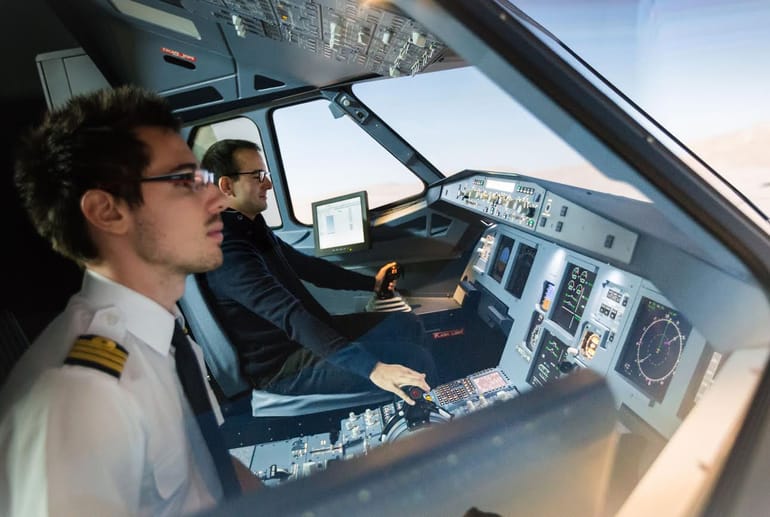 Simulateur de vol avion de ligne Airbus A320 proche de l'aéroport de Nice
