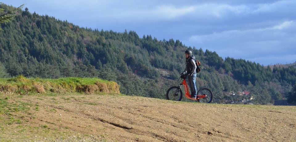 Balade en trottinette tout terrain électrique dans le Beaujolais au Nord de Lyon 