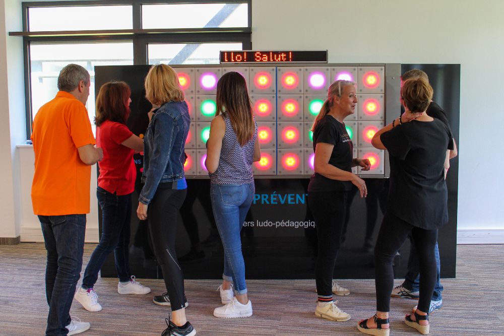 Ateliers multi-jeux avec mur digital innovant à Lyon - Team Building dans le lieu de votre choix