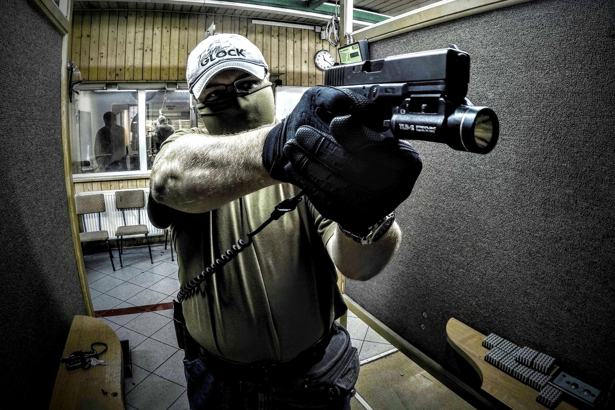 Shooting AK 47 à Varsovie