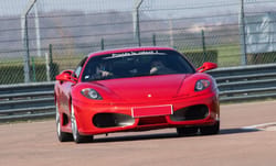 Cours de pilotage en Ferrari F 430 pour enfants à Folembray