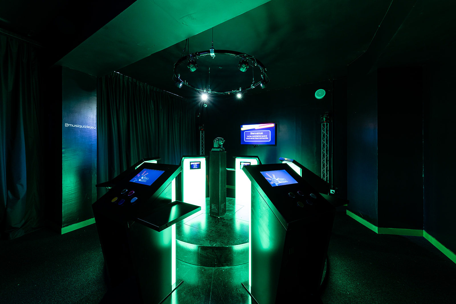 Salle de quiz musicaux - ambiance jeu télé à Paris