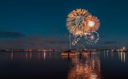 Soirée feu d'artifice en mer à Saint-Raphaël