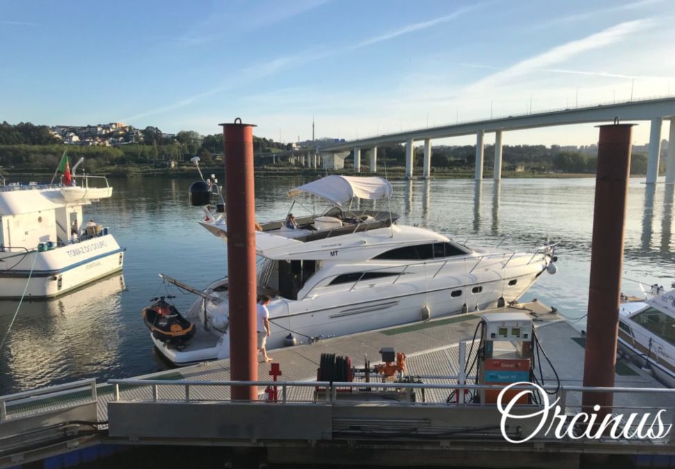Location bateau avec skipper à Porto - Bateaux à moteur 9, 10 et 14 places