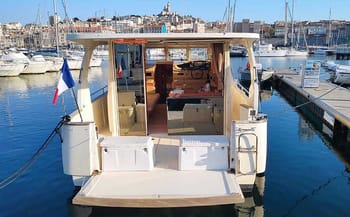 Bateau hybride électrique dans les calanques de Marseille