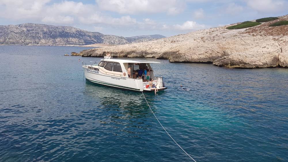 Bateau hybride électrique dans les calanques de Marseille