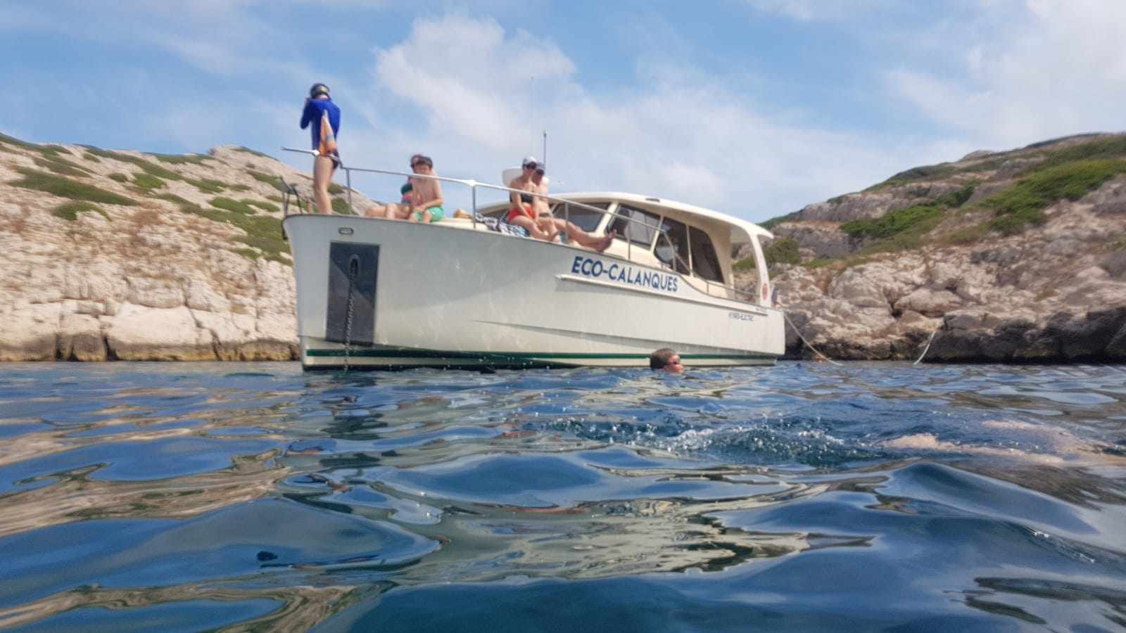 Bateau hybride électrique dans les calanques de Marseille