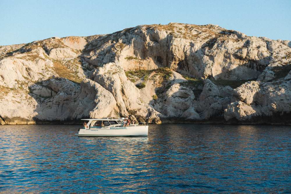 Bateau hybride électrique dans les calanques de Marseille