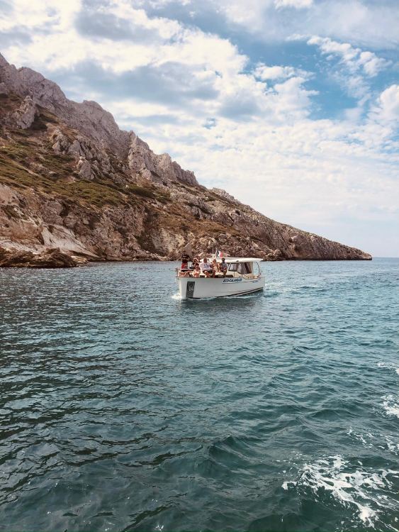 Bateau hybride électrique dans les calanques de Marseille