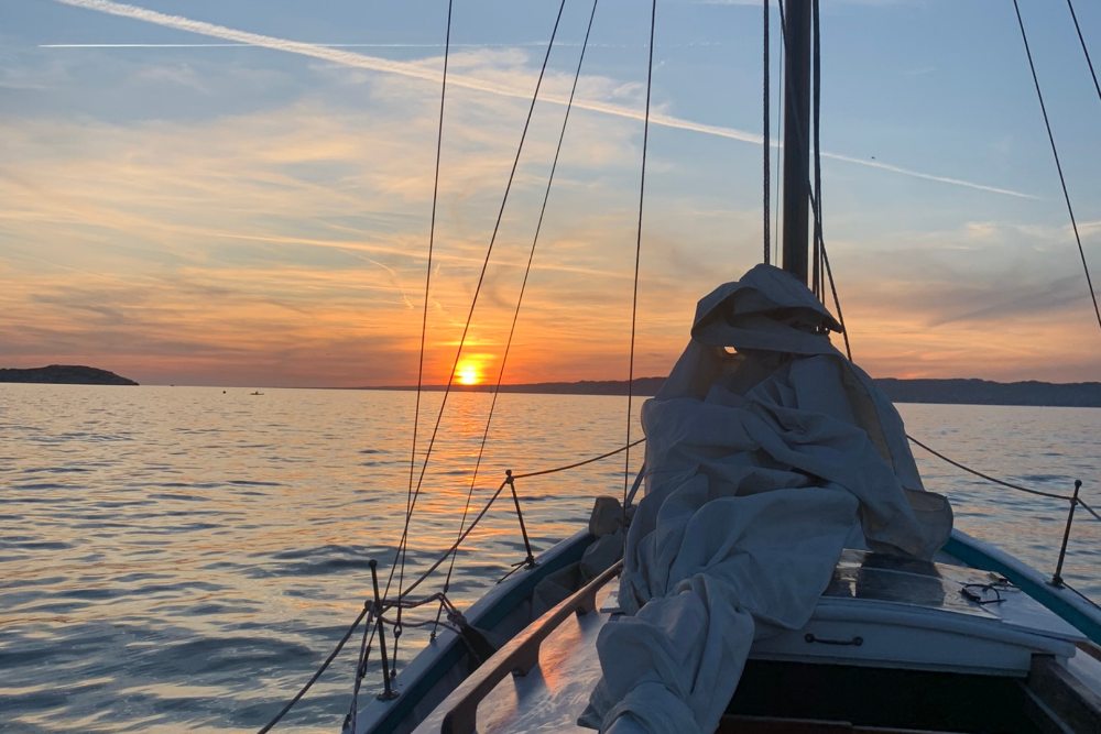 Soirée coucher de soleil avec tapas méditerranéennes à bord à Marseille