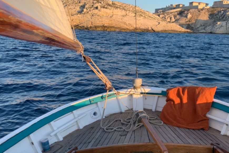 Soirée coucher de soleil avec tapas méditerranéennes à bord à Marseille