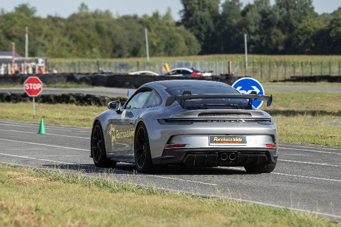 Cours de pilotage Porsche 992 GT3 pour enfant à Montpellier