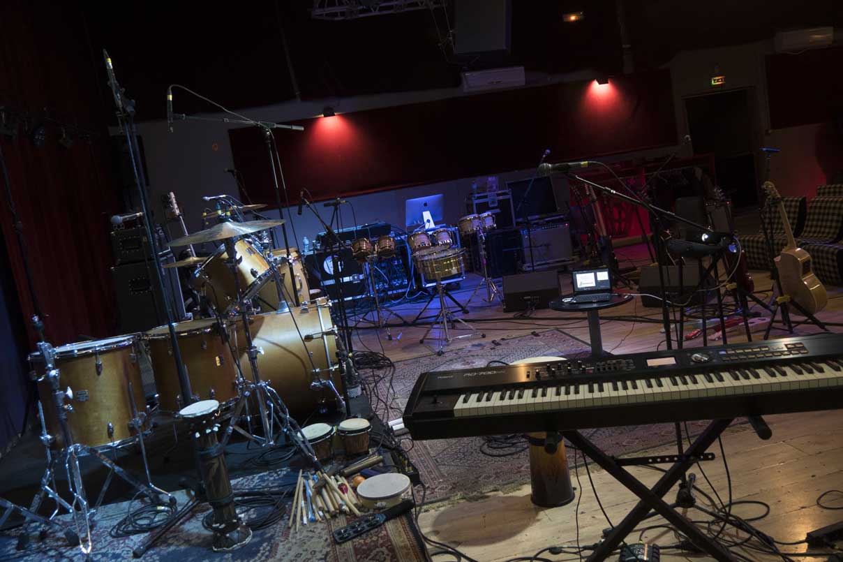 Jouez et enregistrez une chanson dans un studio professionnel et obtenez également une vidéo !