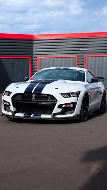 Cours de pilotage en Ford Mustang Shelby GT500 pour enfants à Abbeville