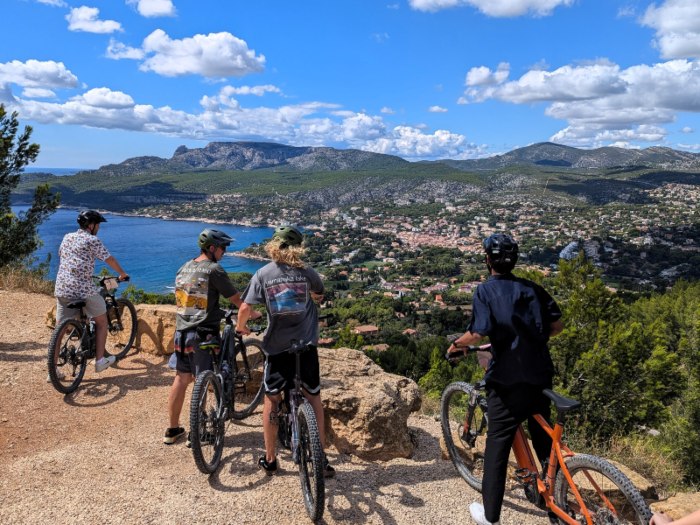 Balade guidée privative en VTT électrique dans les Calanques de Cassis - EVG/EVJF et Team Building