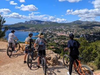 Balade guidée privative en VTT électrique dans les Calanques de Cassis - EVG/EVJF et Team Building