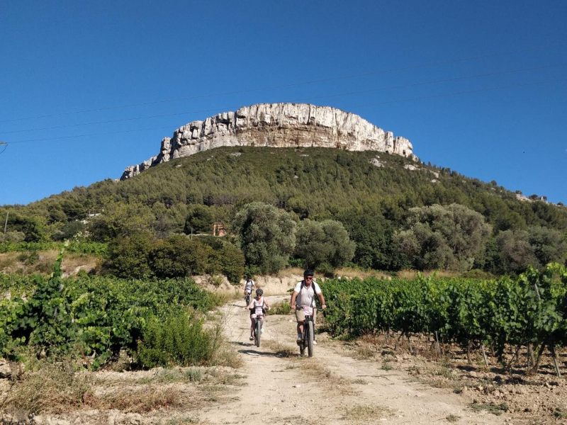 Balade guidée privative en VTT électrique dans les Calanques de Cassis - EVG/EVJF et Team Building