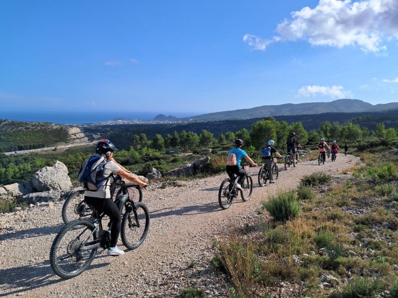Balade guidée privative en VTT électrique dans les Calanques de Cassis - EVG/EVJF et Team Building
