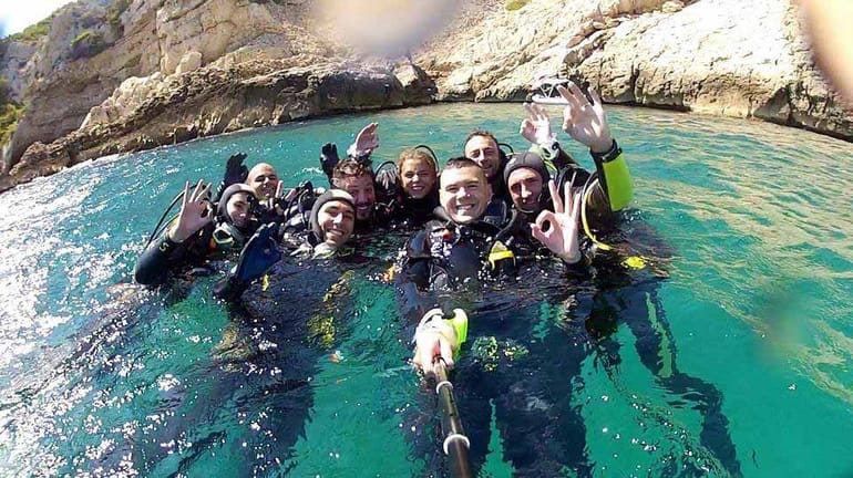 Initiation à la plongée sous-marine dans les calanques de la côte bleue près de Marseille