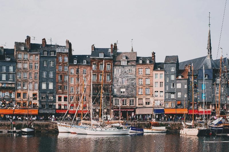 Escape Game extérieur à Honfleur : Visite enquête dans la vieille ville