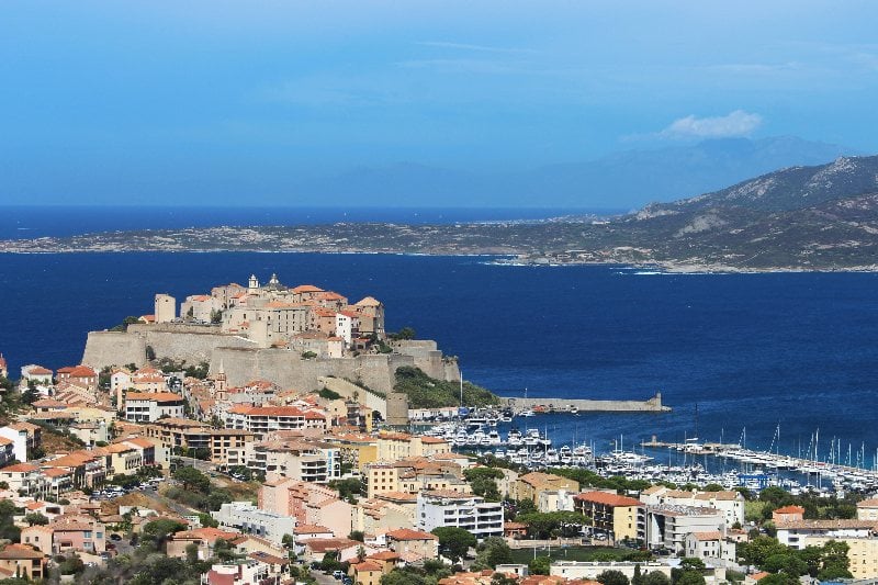 Escape Game extérieur à Calvi : Visite enquête dans la vieille ville