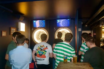 Lancer de fléchettes futuriste dans un bar à Paris Strasbourg Saint-Denis