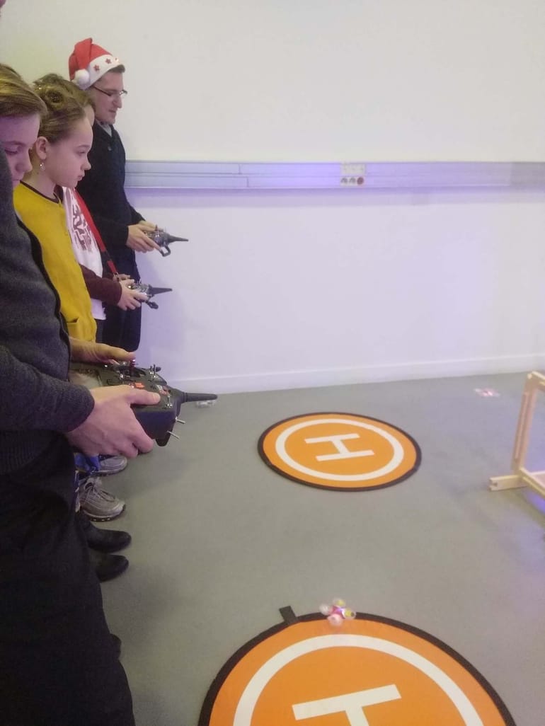 Pilotage de drone avec casque de réalité virtuelle - Anniversaire Enfant - Paris 