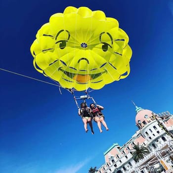 Parachute ascensionnel à Villefranche-sur-Mer - Alpes-Maritimes 