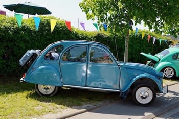 Rallye 2CV au départ d'Aix-en-Provence