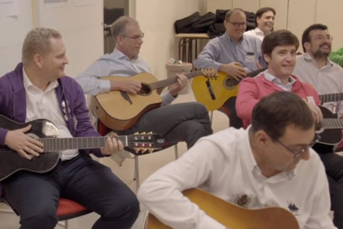 Session collective de guitare facile à Paris - Team Building