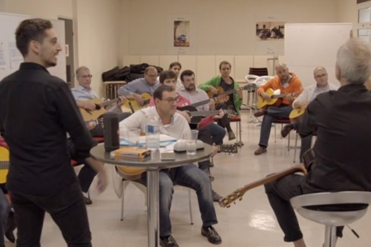 Session collective de guitare facile à Paris - Team Building