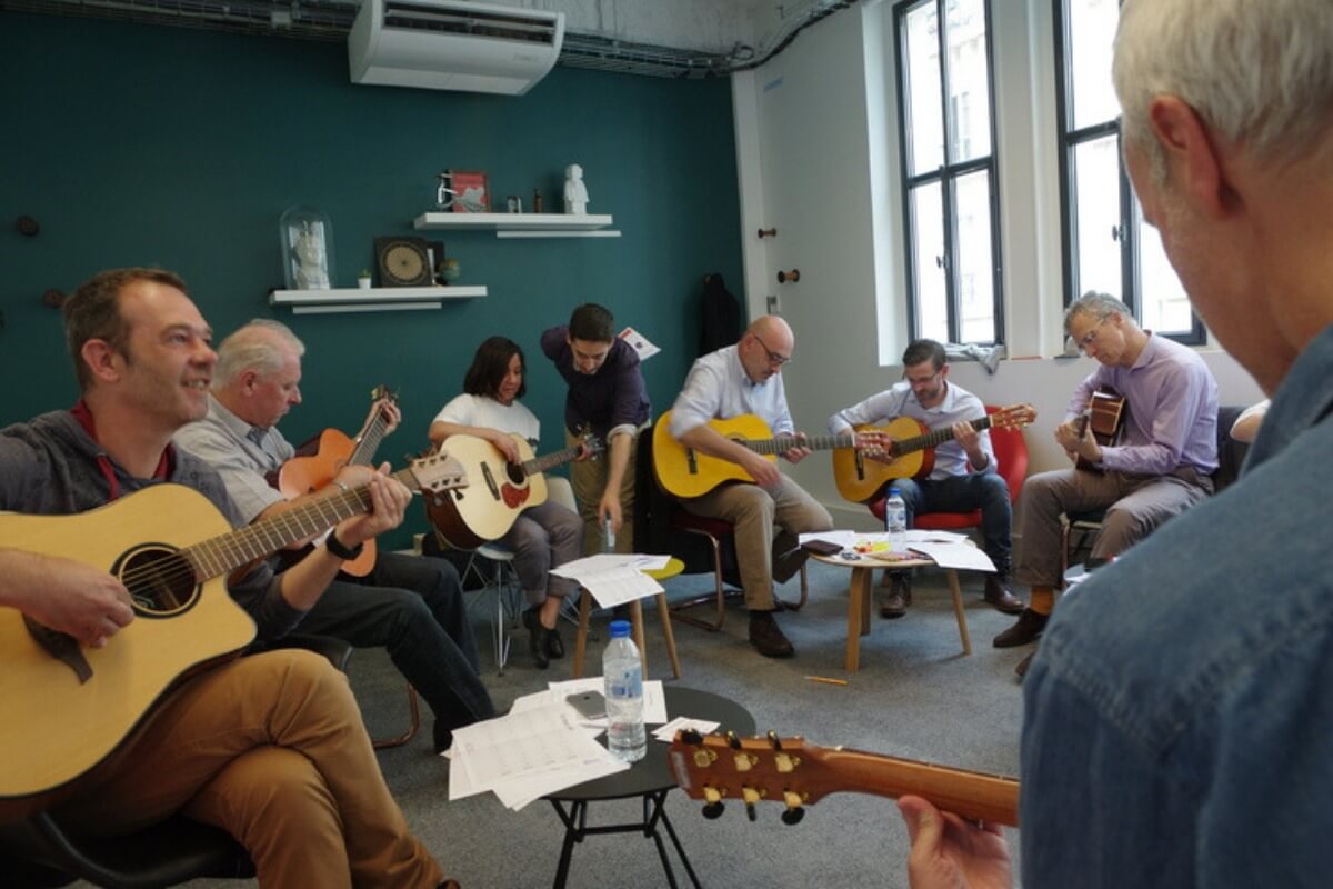 Session collective de guitare facile à Paris - Team Building