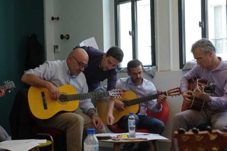 Session collective de guitare facile à Paris - Team Building