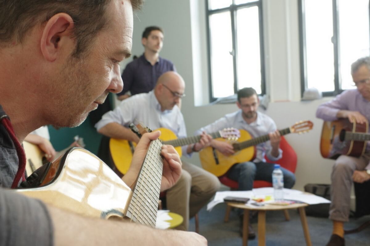 Session collective de guitare facile à Paris - Team Building